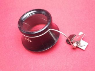 Uhrmacherlupe mit Klemmbügel zur Befestigung an einer Brille Stärke 4