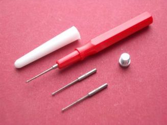 Ölgeber Werkzeug mit zwei Reservespitzen für Wecker. Farbe: rot 