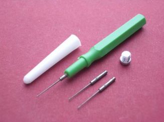 Ölgeber Werkzeug mit zwei Reservespitzen für Taschenuhren. Farbe: grün 