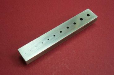 Kleines Nietbänkchen Werkzeug mit 11 unterschiedlichen Löchern 