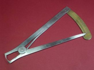 Zehntelmaß Werkzeug mit Anzeige über eine gut ablesbaren Messingskala 