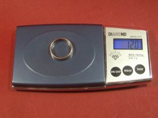 Goldwaage mit Deckel zur Abdeckung der Wiegefläche 