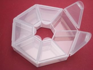 Kunststoffdose mit sieben Fächern und Klappdeckeln  Durchmesser: 85mm 