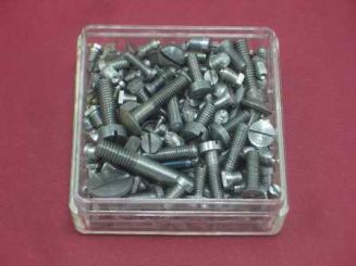 Assortierte Schrauben vom Wecker bis zur Wanduhr 