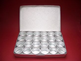 Sortier-Box aus Aluminium einschließlich 24 Dosen mit Glasdeckel 