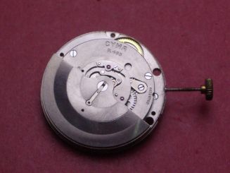 Uhrwerk Cyma Cal. 485, Automatik, Zentralsekunde, mit Datumsscheibe bunt (schwarz/rote Schrift auf weißem Untergrund), signiert: Tavannes, NOS (New Old Stock) 