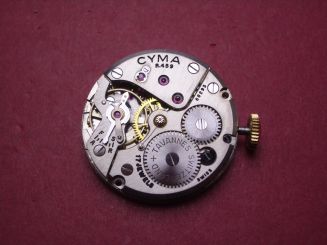 Uhrwerk Cyma Cal. 459, Handaufzug, ohne Zentralsekundenrad, signiert Tavannes, NOS (New Old Stock) 