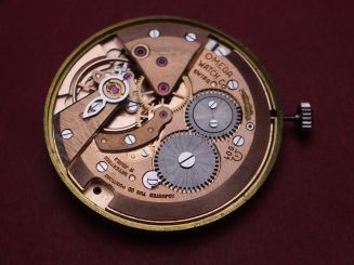 Omega Uhrwerk Kal. 601, Handaufzug, mit Zifferblatt, Zeigern, Krone, Passring, Bride & Schraube, gebraucht 