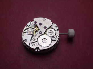 Unitas Uhrwerk Kaliber UT6580, Handaufzug, mit verschiedenen farbigen Zifferblättern, Zeigern und Indikationen, 1 Werk, NOS (New Old Stock) 