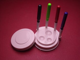 Ölgeber-Set bestehend aus einer Schale mit Halterungen und 4 verschieden farbigen Ölgebern 