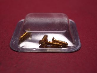 1 Cartier Schraube, gelb, Ø 2,3mm, Länge 5,4mm, für Pendulette Romane Wecker, VA400036 