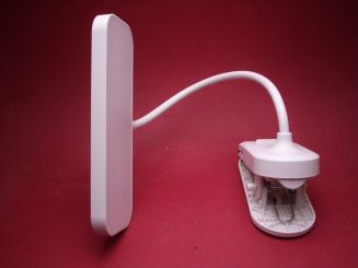 Aufladbare LED-Klemmlampe, 3 verschiedene Lichtfarben, dimmbar, USB-C Anschluss, flexible Halterung, weiß 