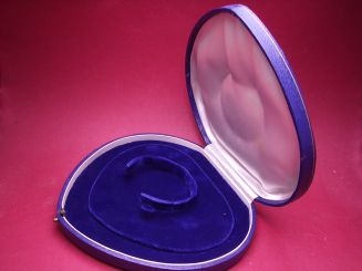 Vintage-Uhrenbox aus Holz, mit Samtinnenleben und Uhrenklammer 