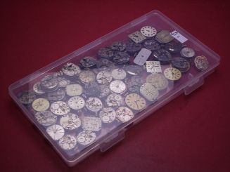 Konvolut mit 50 Damenuhrwerken ausgeschlachteter Golduhren, als Ersatz oder Ersatzteilträger geeignet 