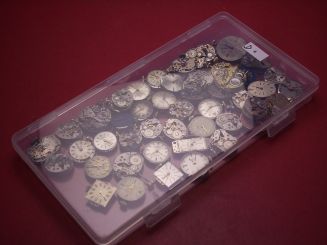 Konvolut mit 50 Damenuhrwerken ausgeschlachteter Golduhren, als Ersatz oder Ersatzteilträger geeignet 