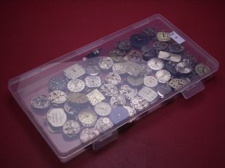 Konvolut mit 50 Damenuhrwerken ausgeschlachteter Golduhren, als Ersatz oder Ersatzteilträger geeignet 
