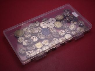 Konvolut mit 50 Damenuhrwerken ausgeschlachteter Golduhren, als Ersatz oder Ersatzteilträger geeignet 