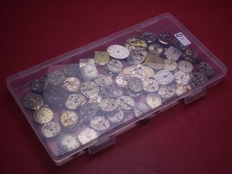 Konvolut mit 50 Damenuhrwerken ausgeschlachteter Golduhren, als Ersatz oder Ersatzteilträger geeignet 