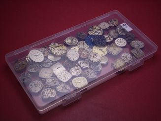 Konvolut mit 50 Damenuhrwerken ausgeschlachteter Golduhren, als Ersatz oder Ersatzteilträger geeignet 