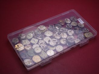 Konvolut mit 50 Damenuhrwerken ausgeschlachteter Golduhren, als Ersatz oder Ersatzteilträger geeignet 