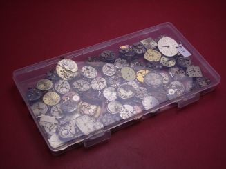 Konvolut mit 50 Damenuhrwerken ausgeschlachteter Golduhren, als Ersatz oder Ersatzteilträger geeignet 