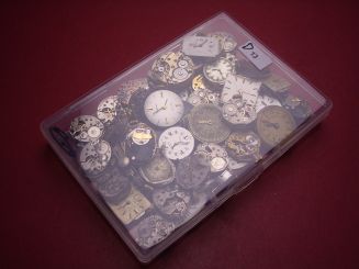 Konvolut mit 50 Damenuhrwerken ausgeschlachteter Golduhren, als Ersatz oder Ersatzteilträger geeignet 