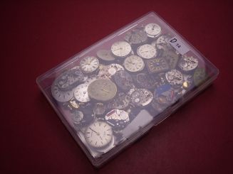 Konvolut mit 50 Damenuhrwerken ausgeschlachteter Golduhren, als Ersatz oder Ersatzteilträger geeignet 