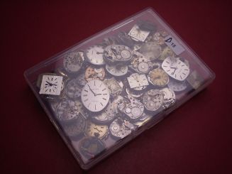 Konvolut mit 50 Damenuhrwerken ausgeschlachteter Golduhren, als Ersatz oder Ersatzteilträger geeignet 