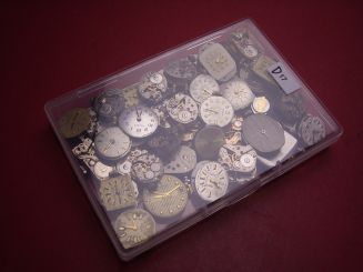 Konvolut mit 50 Damenuhrwerken ausgeschlachteter Golduhren, als Ersatz oder Ersatzteilträger geeignet 