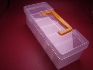 Aufbewahrungs-, /Transport- / oder Sortierbox aus Kunststoff, 24cm x 9,5cm x 7,7cm, mit Tragegriff und 6 innenliegenden Boxen 8,5cm x 3,5cm x 6cm 