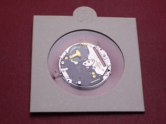 Omega Uhrwerk Kal. 1530, Quartz, mit Datumscheibe goldfarbener Untergrund schwarze Schrift 