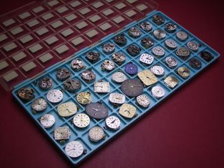 Konvolut mit 100 verschiedenen Damenuhrwerken als Ersatzteilträger 