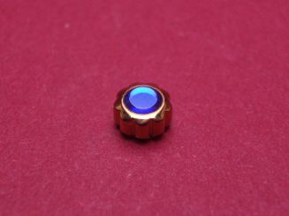 Cartier Krone Must Vermeil, 9-lappig Messing Goldauflage 2n poliert mit eingefasstem Spinell, ohne innen liegende Dichtung VC070127 