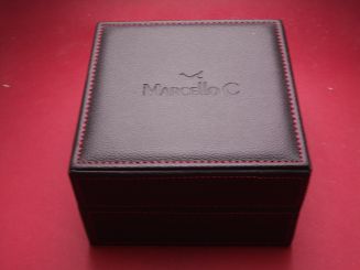 Marcello C. Uhrenbox, Leder schwarz mit roter Naht, 13,5cm x 13,5cm x 9cm, gebraucht 