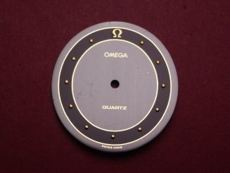 Omega Zifferblatt, ca. 27,0mm x 29,0mm, schwarz/anthrazit mit goldfarbenen Inlays 