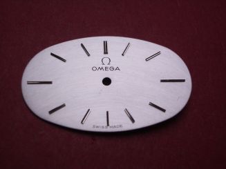 Omega Zifferblatt, ca. 18,9mm x 30,8mm, silber mit silberfarbenen Inlays 