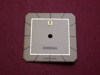 Omega Zifferblatt, ca. 19,3mm x 19,3mm, beige mit schwarz- und goldfarbenen Inlays 