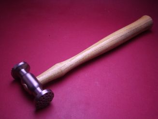 Uhrmacherhammer aus Holz mit zwei verschieden-förmigen Kopfoberflächen 