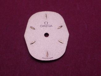 Omega Zifferblatt, ca. 14,9mm x 17,9mm, gold mit goldfarbenen Inlays 