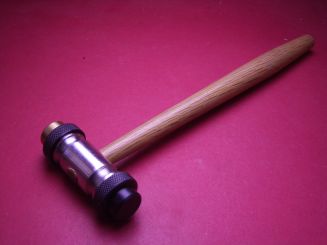 Uhrmacherhammer aus Holz mit Kunststoff- und Messingkopf 