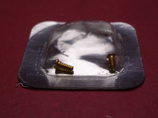 1 Cartier Schraube, Gelbgold, Ø 2,4mm, Länge 4,3mm, Gewinde-Ø 1,5mm, für Pendulette, VA400016 