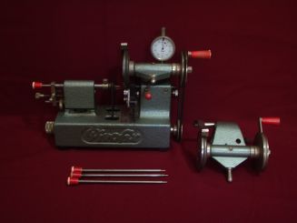 Pivofix, gebrauchte Uhrmacher-Zapfenrolliermaschine mit zugehörigem Tragbügel mit Hartmetallscheibe (benötigt evtl. eine Reinigung durch langen Stillstand in einer Uhrwerkstatt) 