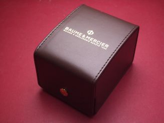 Baume & Mercier Uhr-Box aus Leder mit Umkarton, 7,5cm x 9,5cm x 6,5cm, braun/goldfarbig, neu 