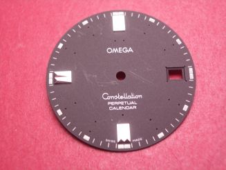 Omega Zifferblatt, Ø 28,0mm, schwarz mit silberfarbenen Inlays, leichte Gebrauchsspuren, Ziffer-Inlays fehlen 