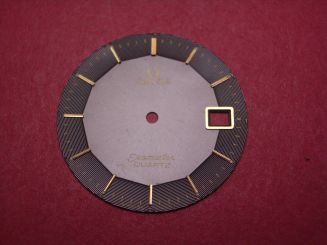 Omega Zifferblatt, Ø 27,4mm, dunkelbraun mit goldfarbenen Inlays, leichte Gebrauchsspuren 