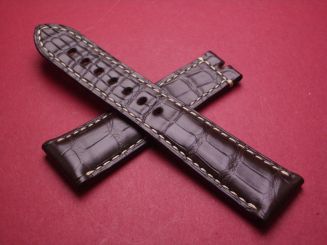 Breguet Lederarmband, Krokodil, Breite: 22mm im Verlauf auf 18mm, Längen: Lochseite 115mm & Schließenseite 75mm, braun mit heller Naht, ohne Schließe 