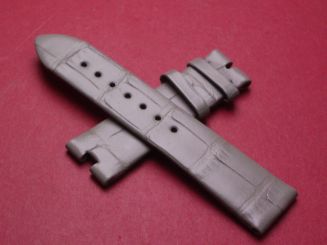 Breguet Lederarmband, Krokodil, Breite: 18mm im Verlauf auf 16mm, Zwischenbreite: 4,6mm, Längen: Lochseite 95mm & Schließenseite 60mm, taupe, ohne Schließe 