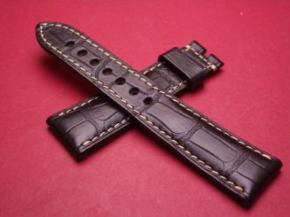 Breguet Lederarmband, Krokodil, Breite: 22mm im Verlauf auf 18mm, Längen: Lochseite 115mm & Schließenseite 75mm, schwarz mit heller Naht, ohne Schließe, GCU.9Z8.LS.NS.21 