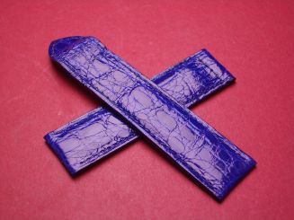 Cartier Uhren-Lederarmband, Krokodil, Breite: 18,5mm im Verlauf auf 18mm, Längen: Lochseite 90mm & Schließenseite 70mm, Farbe: blau, ohne Schließe (für Faltschließe), wurde für ein Schaufenstermodell genutzt, leichte Gebrauchsspuren 