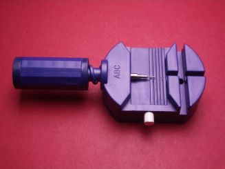 Blaues Werkzeug zum Kürzen von Metallarmbändern 